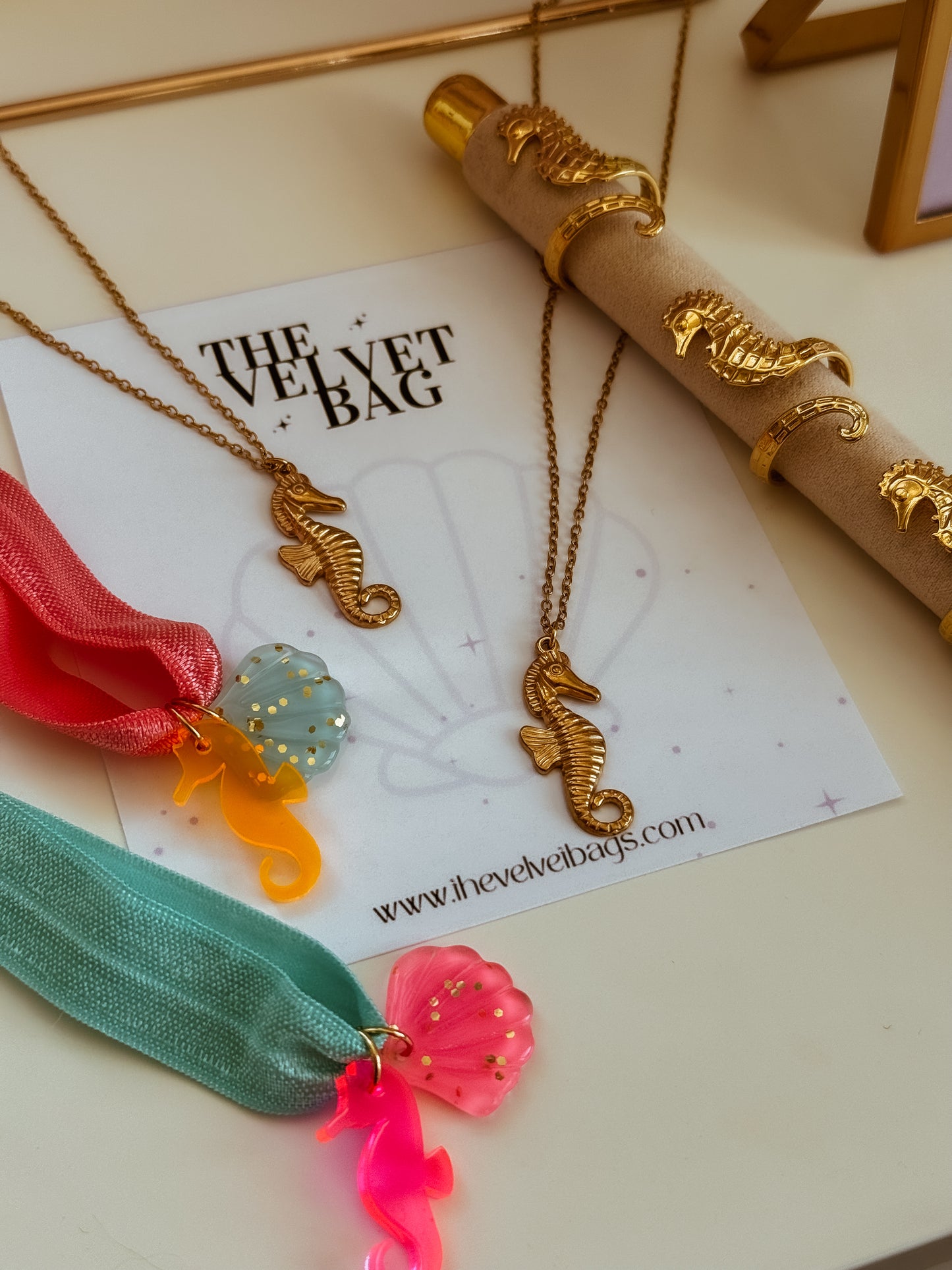 Caballito de mar necklace