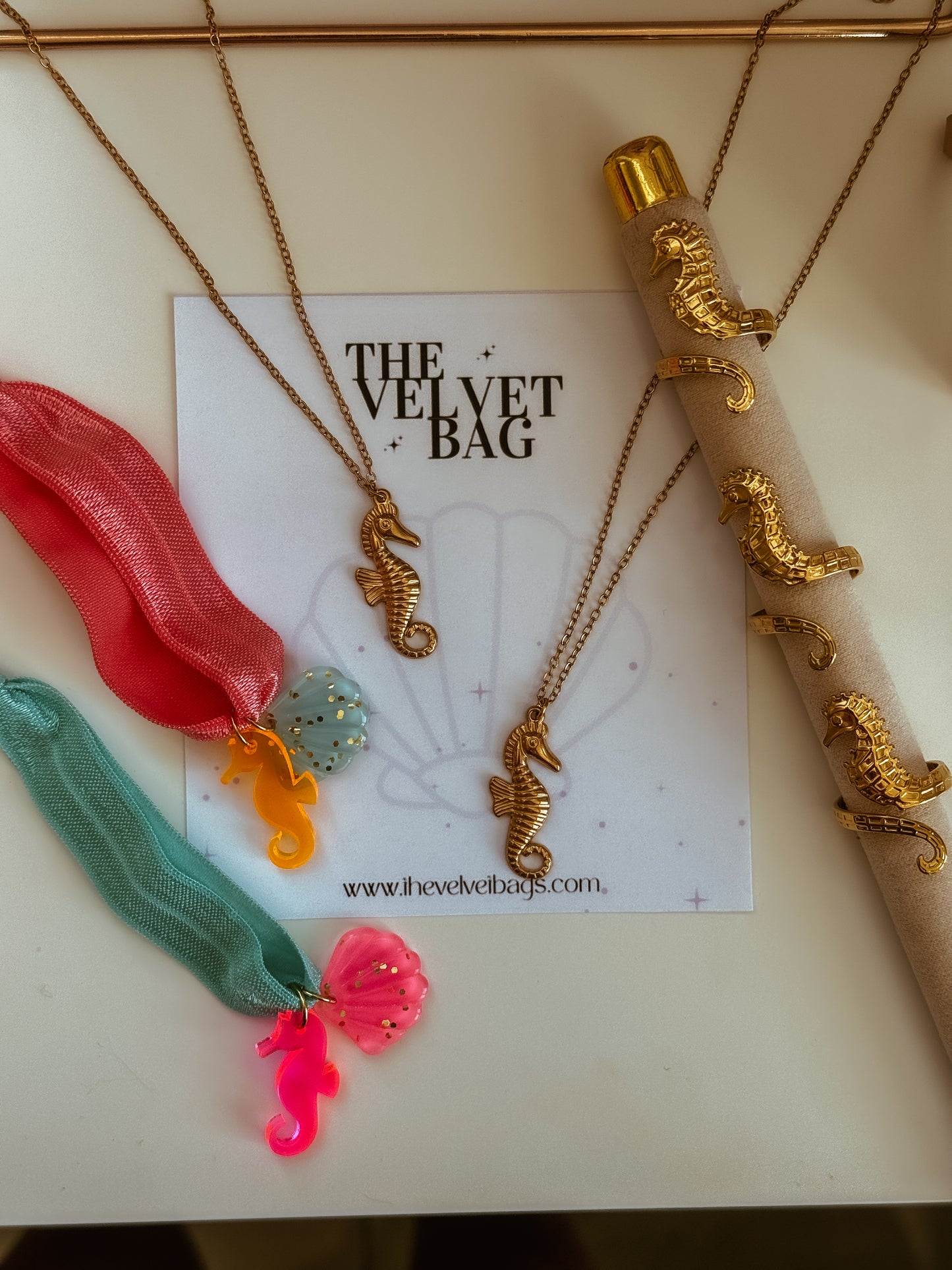 Caballito de mar necklace