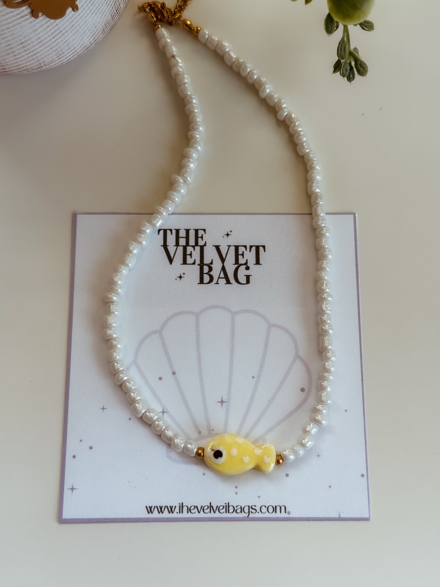 Yellow fish choker