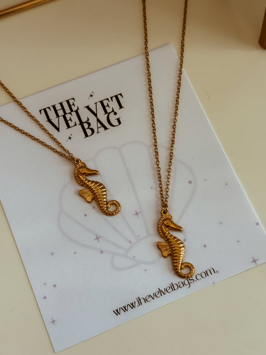 Caballito de mar necklace