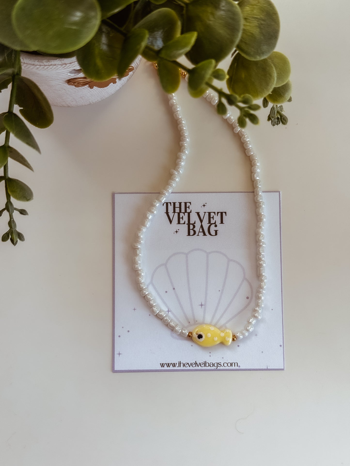 Yellow fish choker