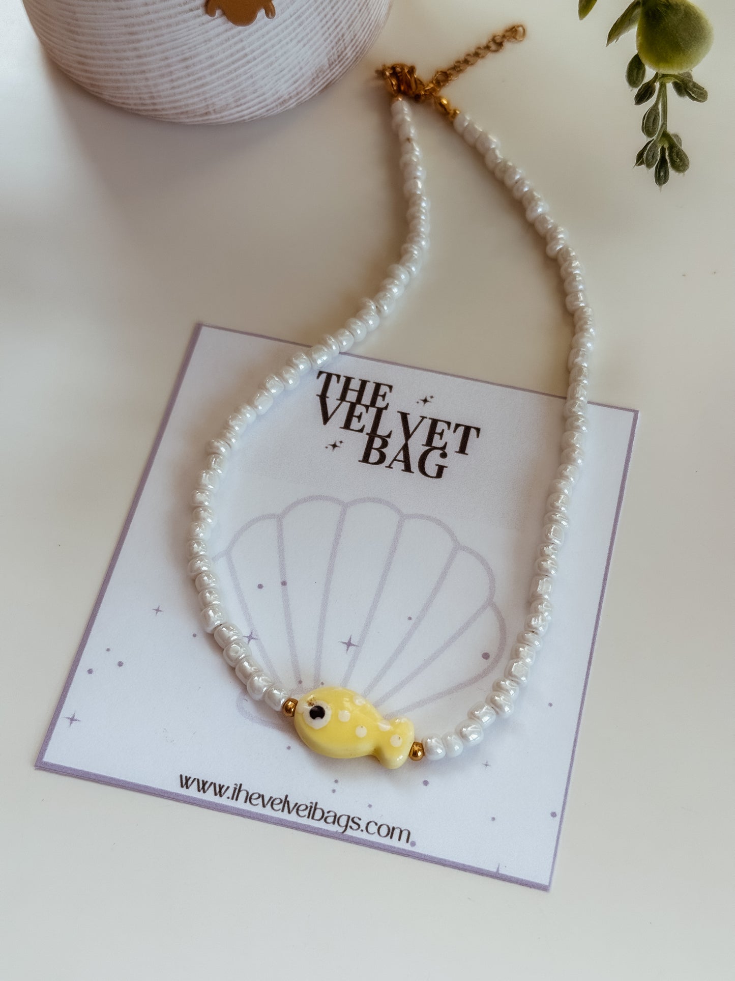 Yellow fish choker